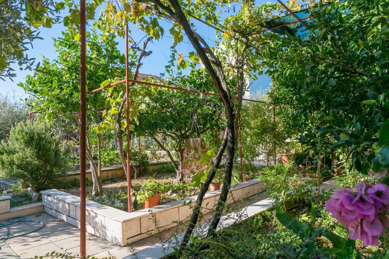 Apartments By The Sea Seget Vranjica, Trogir - 1038 外观 照片